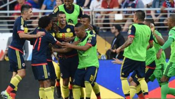 لاعبو كولومبيا يحتفلون بالهدف الأول