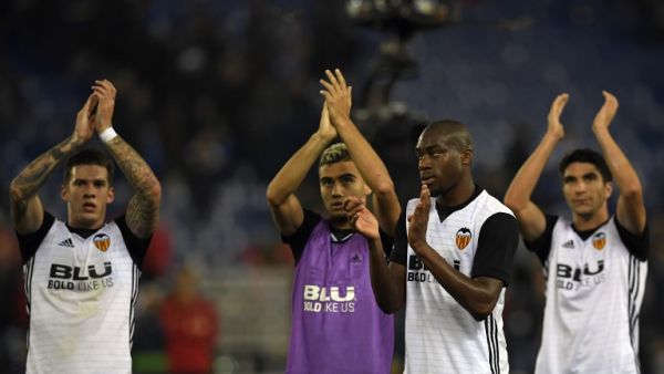 لاعبو فالنسيا يحييون الجماهير بعد تحقيق الفوز