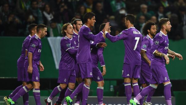 لاعبو ريال مديد يحتفلون بالهدف الأول