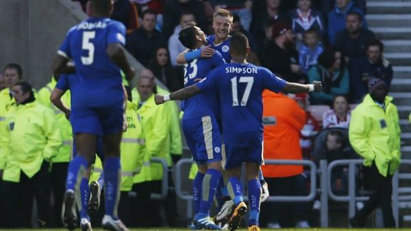 لاعبو ليستر يحتفلون بالهدف