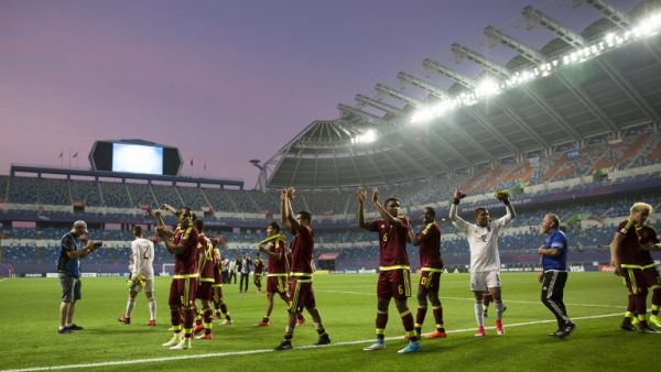 لاعبو فنزويلا يحتفلون بالتأهل التاريخي