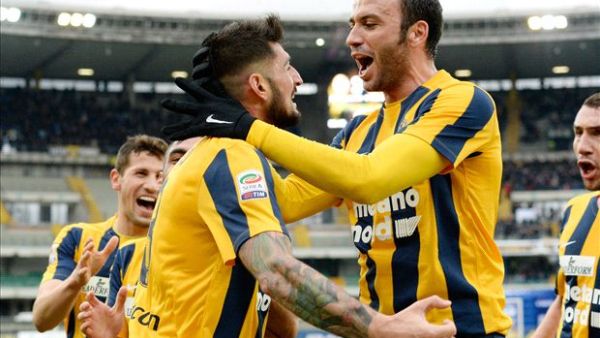 لاعبو فيرونا يحتفلون خلال المباراة