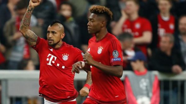 فيدال (يسار) يحتفل بهدفه رفقة زميله دافيد آلابا