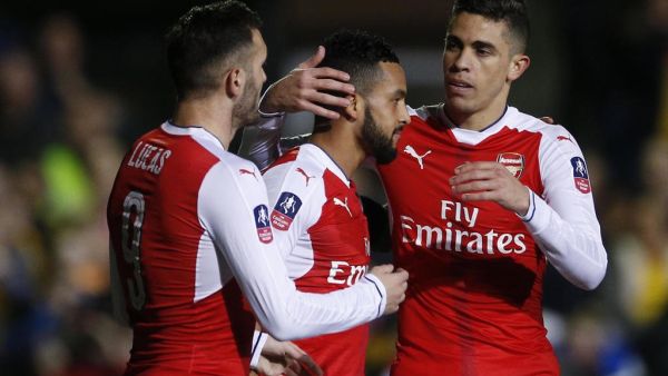 لاعبو آرسنال يحتفلون بهدف والكوت (وسط) وهو الهدف الـ 100 له مع آرسنال