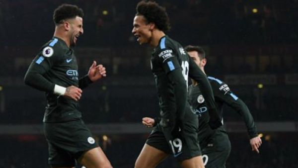 ساني (يمين) يتلقى التهنئة بهدفه من قبل زميله كايل ووكر