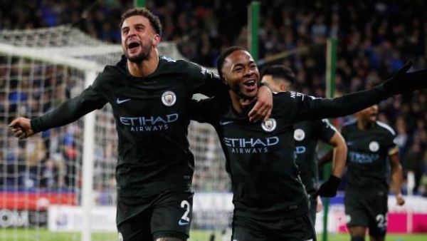 ستيرلينغ (يمين) يحتفل بهدفه رفقة كايل ووكر