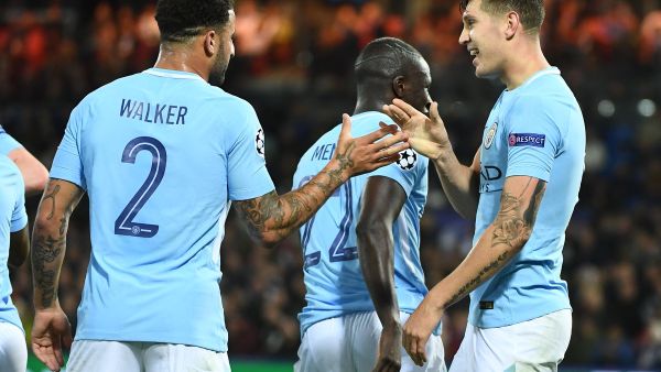 ستونز (يمين) يتلقى التهنئة من زميله كايل ووكر