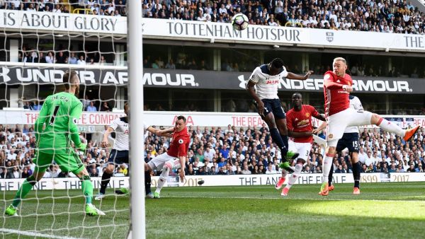 وانياما (وسط) يسدد رأسية معلناً عن تسجيل هدف توتنهام الأول