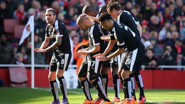 لاعبو واتفورد يحتفلون بهدف قديورة (وسط)