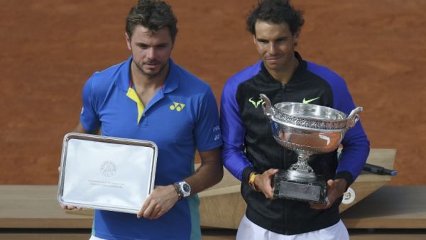 نادال (يمين) وفافرينكا يرفعان جائزتي البطولة