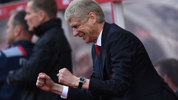 آرسين فينغر مدرب آرسنال يحتفل بأحد الأهداف رغم المطالب بإقالته