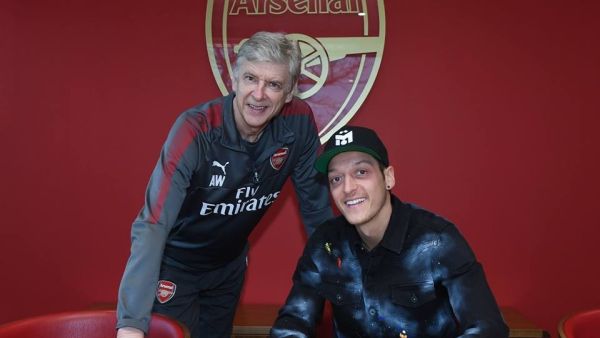 أوزيل يوقع على العقد الجديد تحت إشراف المدرب آرسين فينغر