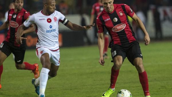 Wydad Casablanca's Brahim Nakach (white) vies for the ball with the USM Alger's Oussama Darfalou during the CAF Campions league semi-final on October 21, 2017, at Mohamed VI Stdaium in Casablanca.
FADEL SENNA / AFP