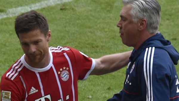 ألونسو يصافح المدرب كارلو أنشيلوتي بعد استبداله