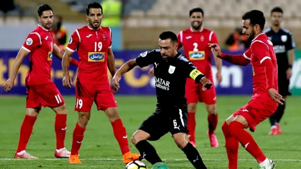 تشافي هيرنانديز نجم وقائد السد خلال المباراة