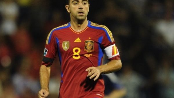 صورة أرشيفية لتشافي بقميص منتخب إسبانيا