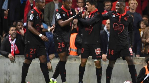 Nice's Algerian defender Youcef Atal (C) is congratulated by his teammates after scoring a goal during the French L1 football match between Nîmes and Nice, on November 10, 2018 at the Costières stadium in Nîmes, southern France.
PASCAL GUYOT / AFP