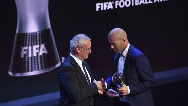Real Madrid's French coach Zinedine Zidane (R) shakes hands with Italian manager of Nantes, Claudio Ranieri after winning The Best FIFA Men's Coach of 2017 Award during The Best FIFA Football Awards ceremony, on October 23, 2017 in London.
Ben STANSALL / AFP