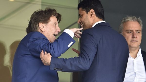 زاهافي (يسار) وناصر الخليفي رئيس نادي باريس سان جيرمان خلال مراسم تقديم نيمار دا سيلفا في ملعب بارك دو برانس في أغسطس الماضي