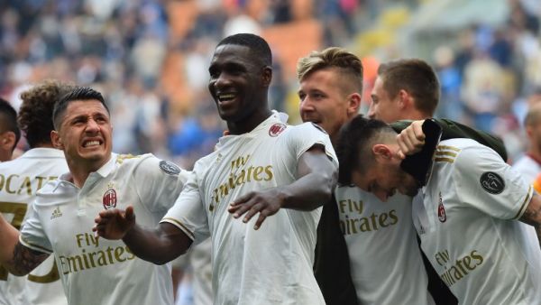 زاباتا (وسط) يحتفل بهدفه الثمين