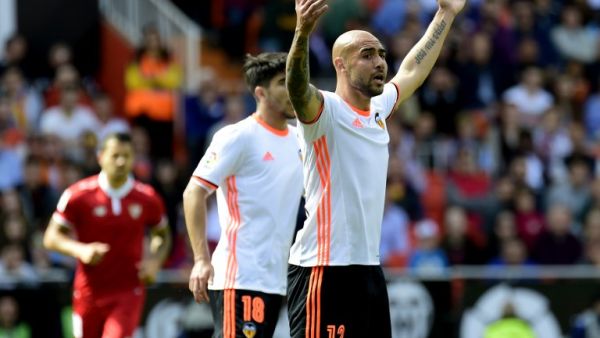 سيموني زازا مهاجم فالنسيا خلال المباراة