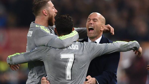 زين الدين زيدان مدرب ريال مدريد (يمين) يحتفل رفقة رونالدو (وسط) وسيرخيو راموس بالهدف