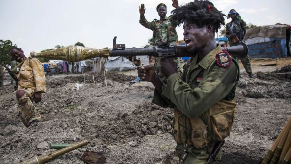Soldiers of the Sudan People Liberation Army (SPLA) celebrate while standing in trenches in Lelo, outside Malakal, northern South Sudan, on October 16, 2016. (AFP/Albert Gonzalez Farran)