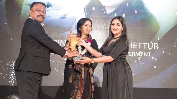 Sudhakar Rao, Presenting Award to Bindu Chettur1