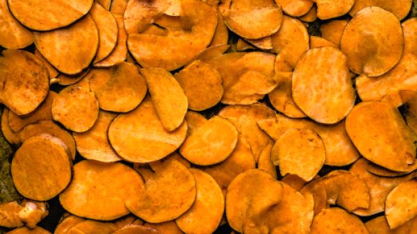 رقائق البطاطا الحلوة المقرمشة بالخل والملح رقائق البطاطا الحلوة المقرمشة بالخل والملح