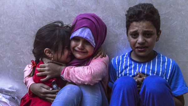 Children cry after leaving their home following a nearby rocket-strike in Kilis. (AFP/file)