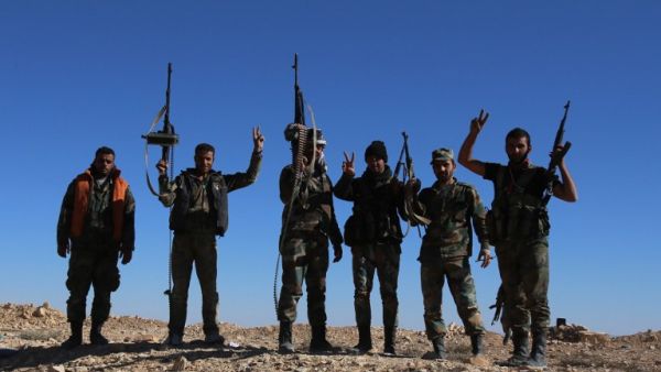 Syrian pro-government forces flash the "V” for victory sign on a hilltop near Maheen, which they recaptured from Daesh on Monday. (AFP/Youssef Karwashan) 