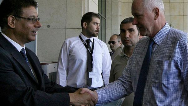 SYRIA, DAMASCUS : A UN Syrian staff (L) welcomes Swedish scientist Ake Sellstrom (R) and Angela Kane (unseen), the UN high representative for disarmamen, at a hotel in Damascus on July, 24, 2013. The two senior UN inspectors tasked with examining claims that chemical weapons have been deployed in Syria's civil war arrived in Damascus today. AFP PHOTO/LOUAI BESHARA