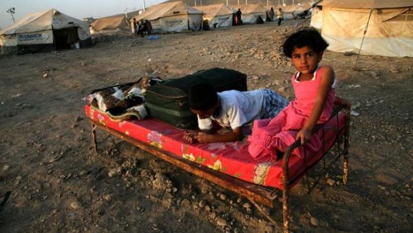 في المبدأ، يمكن للسوريين اللاجئين ان يسجلوا اولادهم المولودين حديثا في سفارتهم