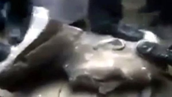 متظاهرون سوريون يدوسون على تمثال للرئيس الراحل حافظ الأسد