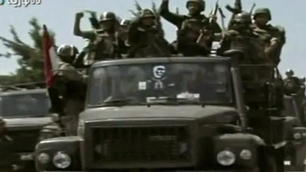 شاحنات تابعة للجيش السوري تنقل جنود بإتجاه بلدة جسر الشغور