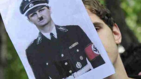 معارضون يشبهون الرئيس الاسد بالقائد النازي هتلر