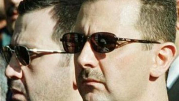 بشار الاسد (إلى اليمين) وشقيقه ماهر الاسد 
