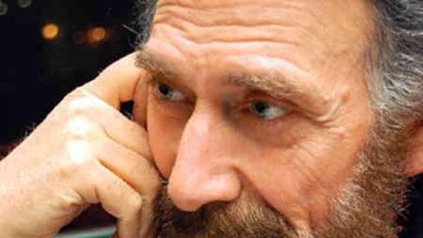 عصابة من المسلحين اوقفت رسام الكاريكاتير الشهير فرزات واعتدت عليه بالضرب الشديد واختطفته