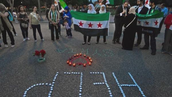 UNITED STATES, Washington : Demonstrators calling for help from US President Obama on the Syrian revolution protest in front of the White House late August 21, 2013, in Washington, DC. AFP PHOTO/Paul J. Richards UNITED STATES, Washington : Demonstrators calling for help from US President Obama on the Syrian revolution protest in front of the White House late August 21, 2013, in Washington, DC. AFP PHOTO/Paul J. Richards