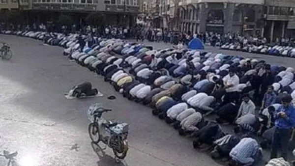 متظاهرون يؤدون الصلاة في حمس