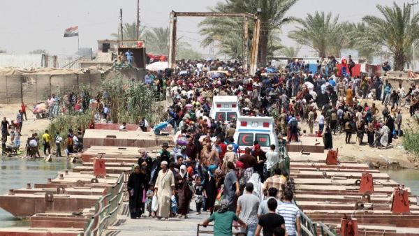 People displaced by violence in Ramadi wait to cross Bzeibez bridge into Baghdad, May 20 2015.  (AFP/Sabah Arar)