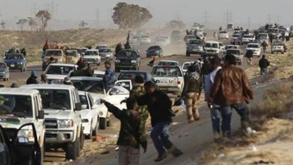 الثوار المسلحون يتركون مواقعهم بعد تعرضهم لقصف من قبل قوات القذافي بالقرب من اجدابيا يوم الجمعة.
