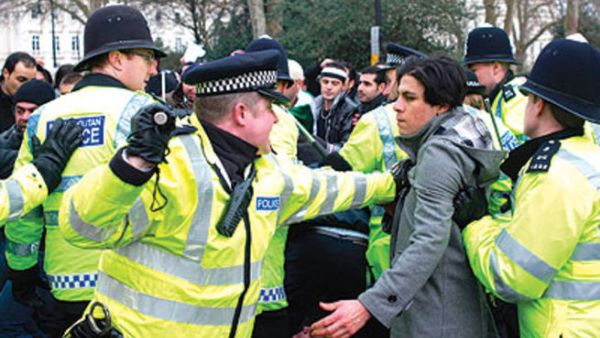 مواجهات بين متظاهرين والشرطة البريطانية أمام السفارة السورية