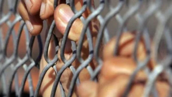 تقدر منظمات حقوقية عدد المعتقلين منذ بدء الاحتجاجات في سوريا بنحو عشرة الاف معتقل