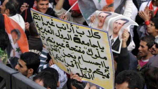 متظاهرون سوريون ينددون بموقف جامعة الدول العربية تجاه بلدهم