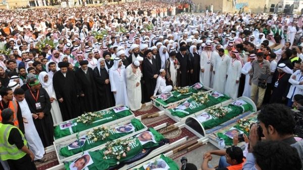 People attend the funeral of eight Shiite worshippers gunned down during an attack on an Ashura commemoration event in Saudi Arabia, November 2014.  (AFP/File)