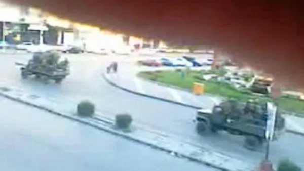 ناقلات جند تقل عناصر من الجيش السوري في مناطق الإضطرابات