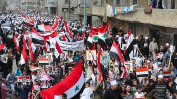 دروز الجولان المحتل يتظاهرون تاييدا للرئيس السوري بشار الاسد قرب بلدة مجدل شمس الدرزية.
