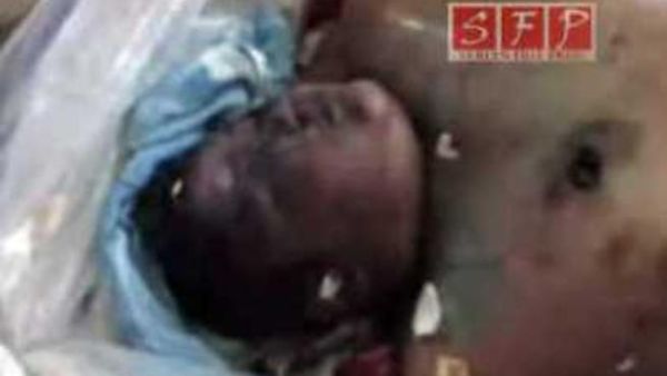 جثة الطفل حمزة الخطيب وقد بدا عليها آثار التعذيب
