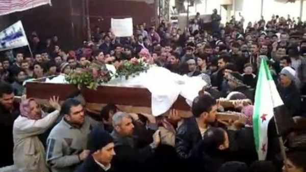 سوريون يشيعون أحد قتلى الإحتجاجات